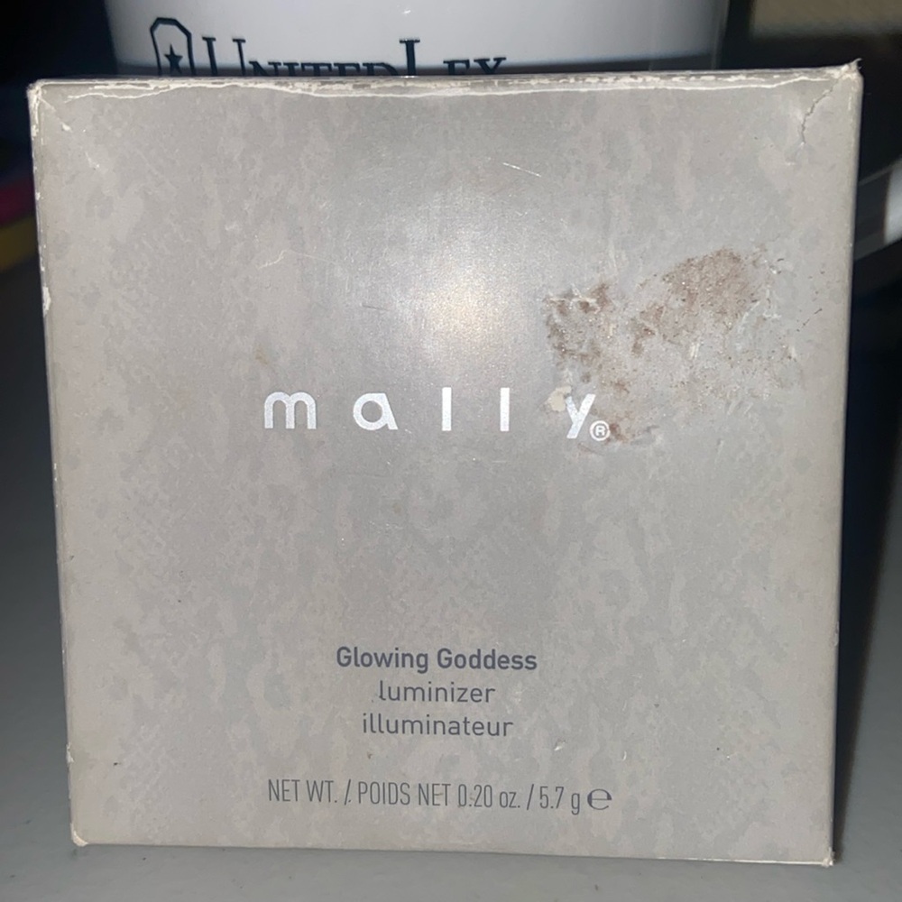 mally Glowing Goddess luminzer Highlighter